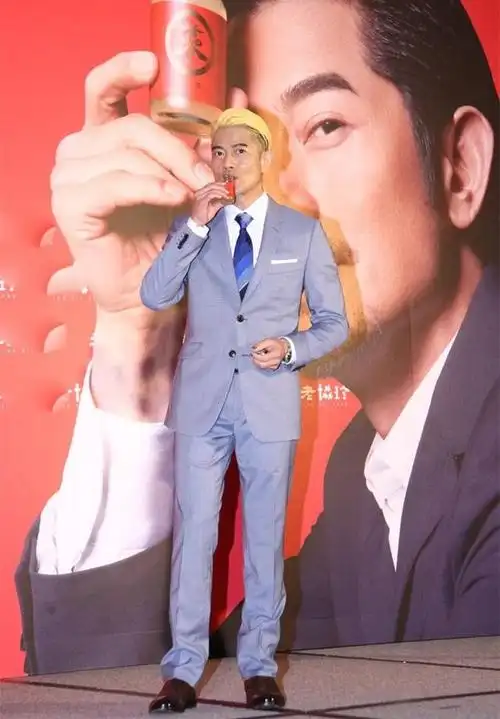 继陈志朋后,53岁郭富城也刮"妖风"?染一半的大背头造型翻车