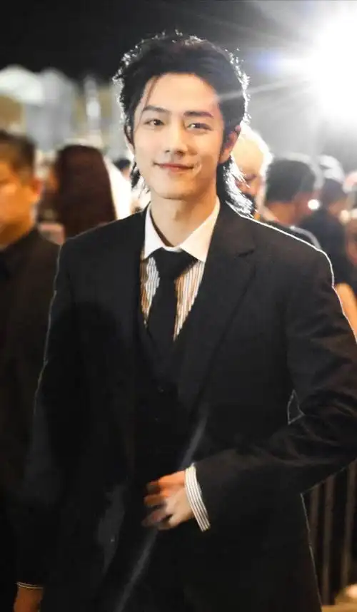 他的出现让整个机场瞬间沸腾,粉丝们纷纷挥舞着应援棒,高喊着他的名字