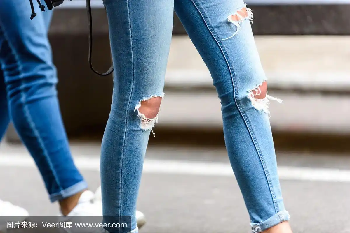 破洞的牛仔裤
