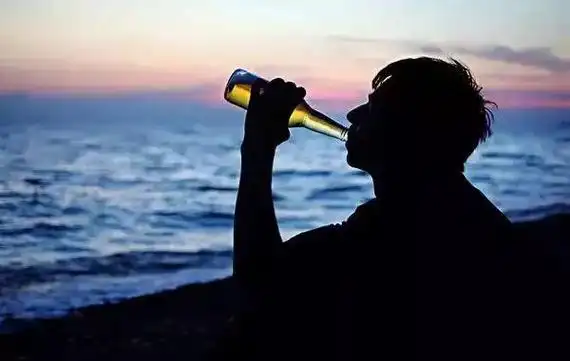 有人说,一个热爱生活的人,至少有三样东西必不可少:一是看书,二是听