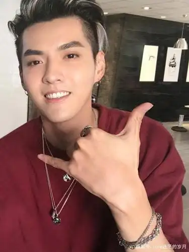 吴亦凡这发型,还有谁能比得过,各式各样的