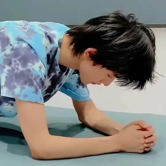 宋亚轩 前两张看着是山东大汉,但是最后一张的小鱼肚是真的好 - 兑趑