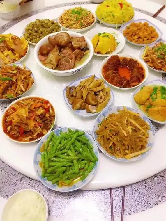 女儿回来一桌家常菜招待一下!金黄色的土豆也是最爱!