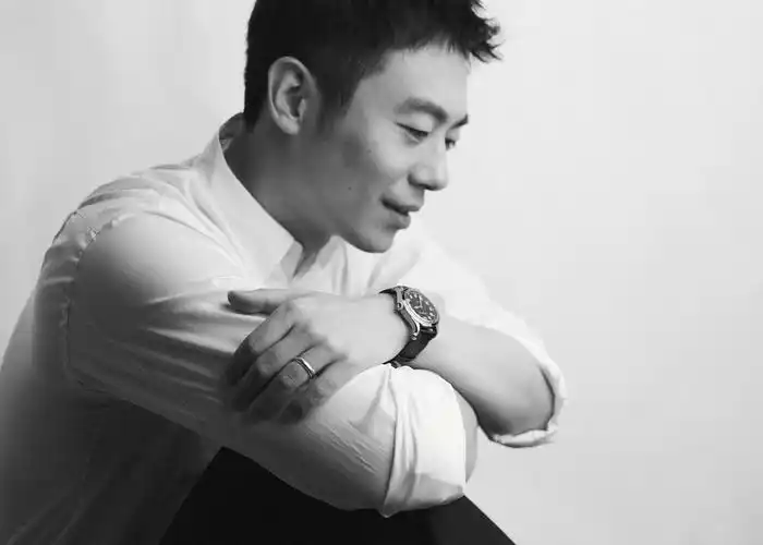 朱亚文白衣造型大片释出 微笑治愈眼神写满故事氛围__凤凰网