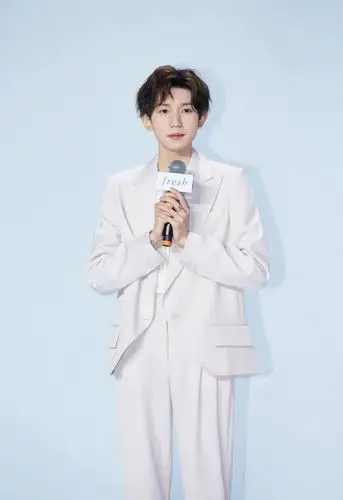 2021年,馥蕾诗携手中国传统艺术倾情推出由王源代言的国潮版精华,瓶身