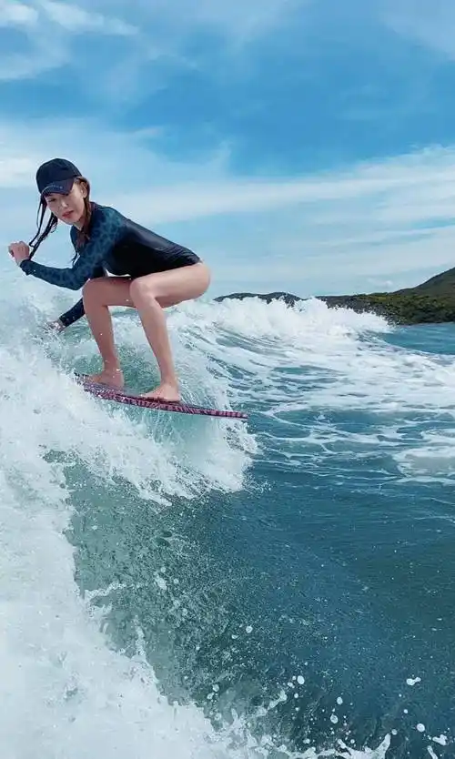 娘家,十年前凭《回家的诱惑》爆红,如今大长腿诱人_李彩桦_家族_豪门