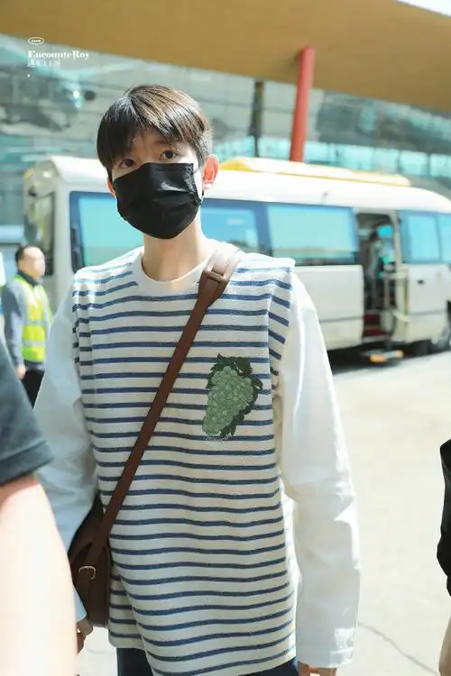 好久不见的王源宝宝:妈咪开门我系圆圆啦!    #王源机场