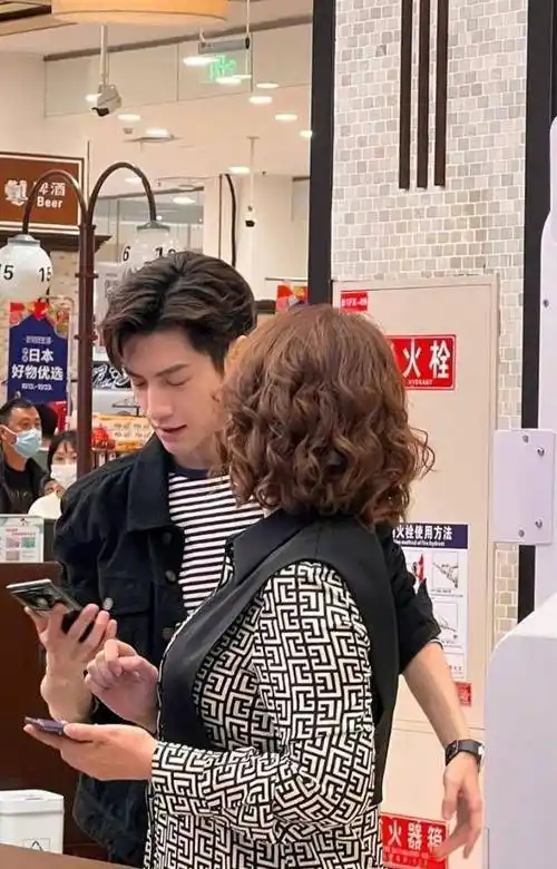 罗云熙拍戏被偶遇,提东西很费力,拍摄者评价其:不到100斤_网友_身高