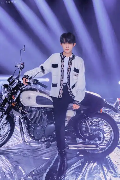 易烊千玺七周年演唱会宣传海报造型