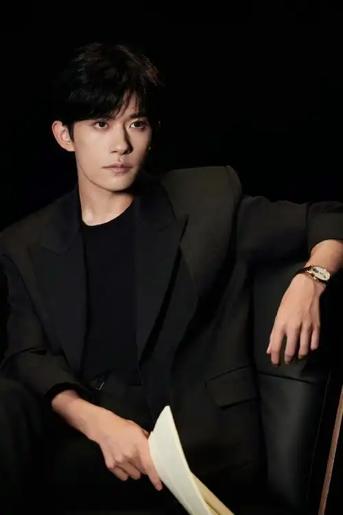 易烊千玺西装弹贝斯##易烊千玺逆光照##易烊千玺