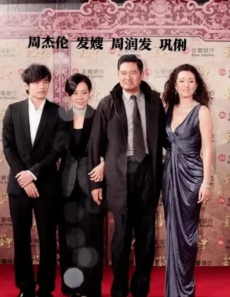 和巩俐同框珠光宝气太贵气,巩俐不穿内衣也难胜_陈荟莲_造型_黑色