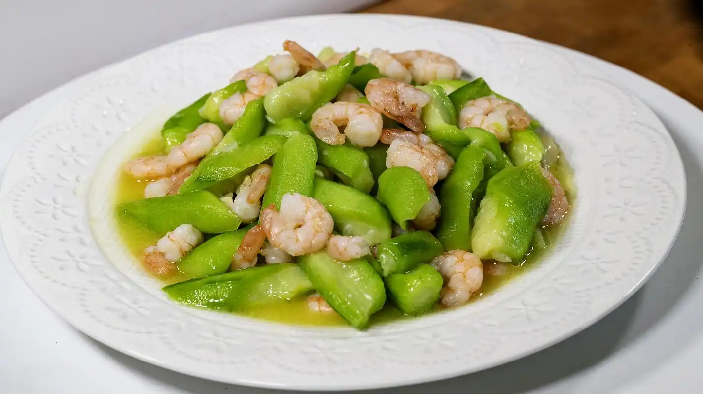 夏天首选丝瓜炒虾仁,做法非常简单一看就会,出锅菜品色香味全有