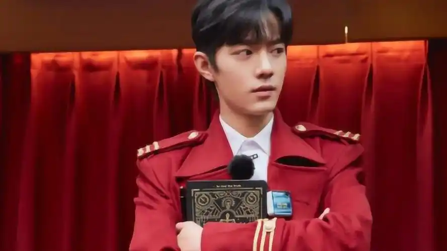 肖战红色长款制服器宇轩昂 身材高挑展挺拔姿态