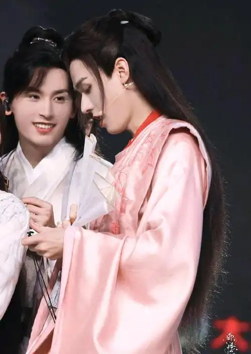 搞笑名场面来了,龚俊帮张哲瀚找调,《山河令》演唱会