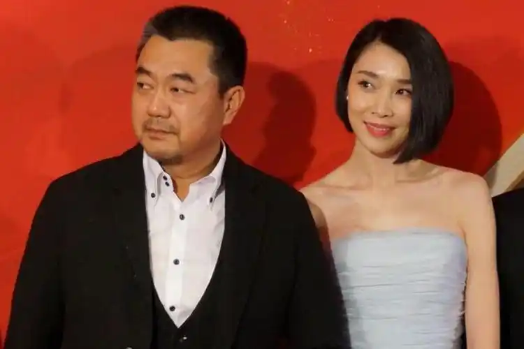 原创51岁董勇近照隐瞒了5年的漂亮老婆原来是我们熟悉的她