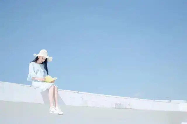 现在遇到人生任何一个难题时,她会第一时间去翻书本,因为他发现,前人