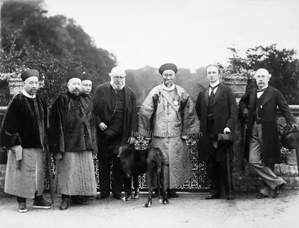 他娶了自己"妹妹"为妻,生下一子,孩子后来影响中国近代历史