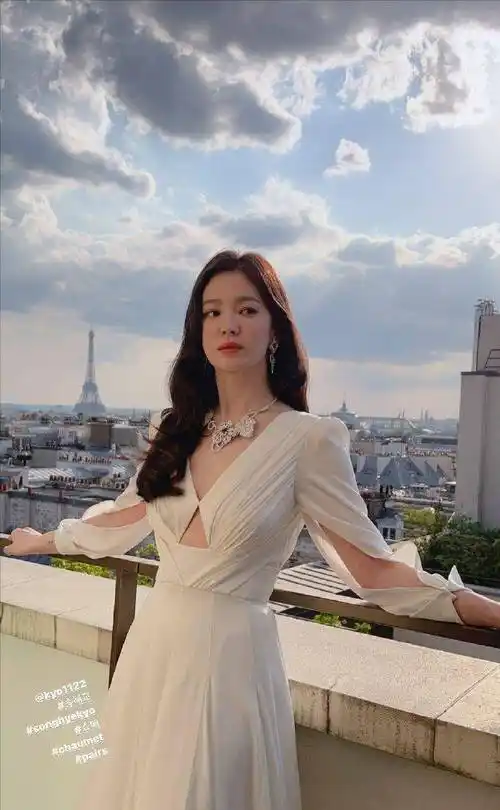 宋慧乔发布最新消息,长发像女神一样盘起,蹲在花前,下巴微笑拍照_衬衫