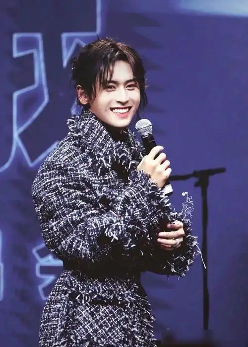 再有前期《山河令》演唱会的热度,张哲瀚的个人演出自然也能让收获