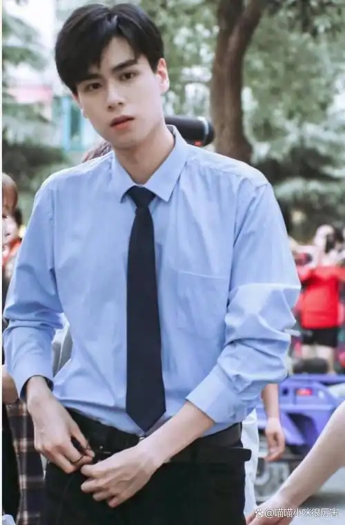 胡一天新戏宣传,有摘面具的镜头,面具下原本应该惊艳众人的一张脸,露