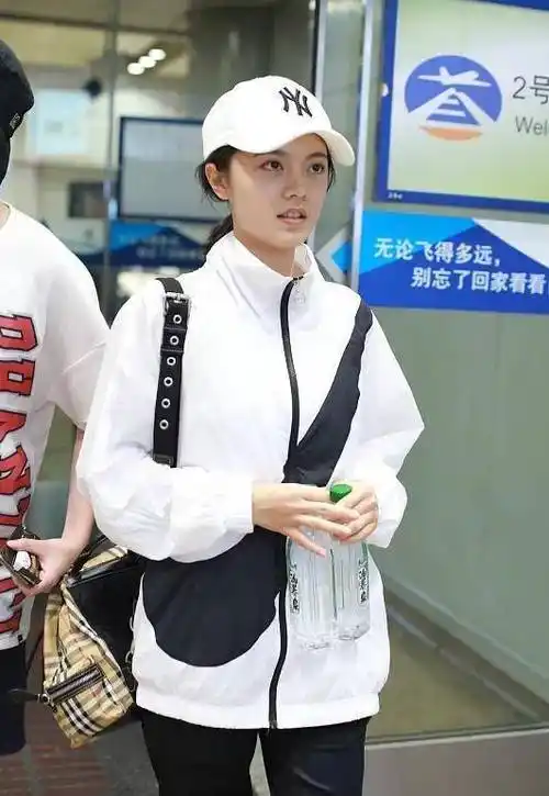 白色运动外套搭配黑色紧身裤,赵今麦变身运动达人,被赞小仙女_时候