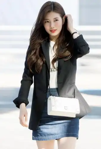 裴秀智休闲靓丽现身机场人气超高遭围堵