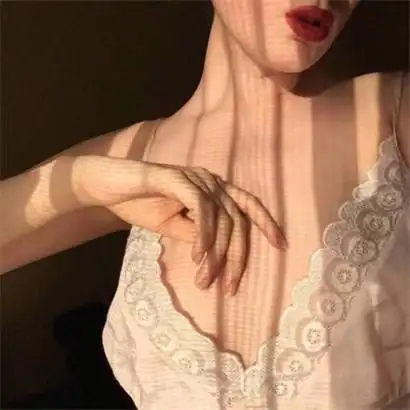 性感女生锁骨露肩仙气高清优质女生头像