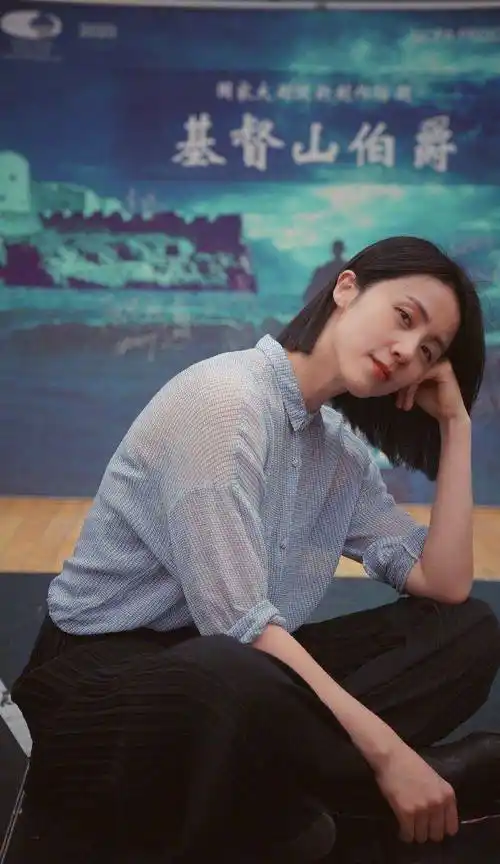 下图照片中,孙莉穿了一件浅蓝色透明衬衫搭配黑色西装长裤,孙莉素颜真