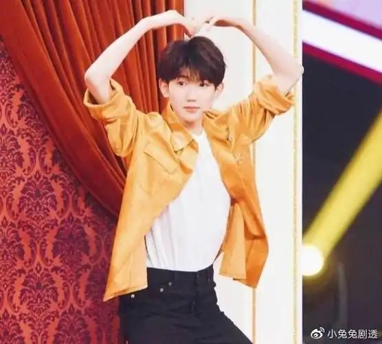 「tfboys」「分享」200531 王源比心大合集,接受刚哥的爱心吧