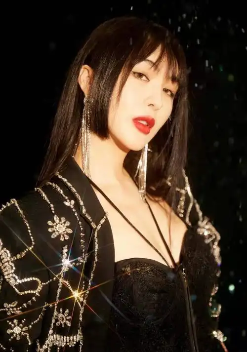 李菲儿无惧流言蜚语,穿西装配蕾丝裙独自美丽,身材比例真的优越