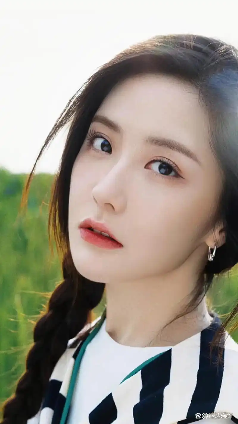 王艺瑾时尚写真:青春靓丽,性感妩媚