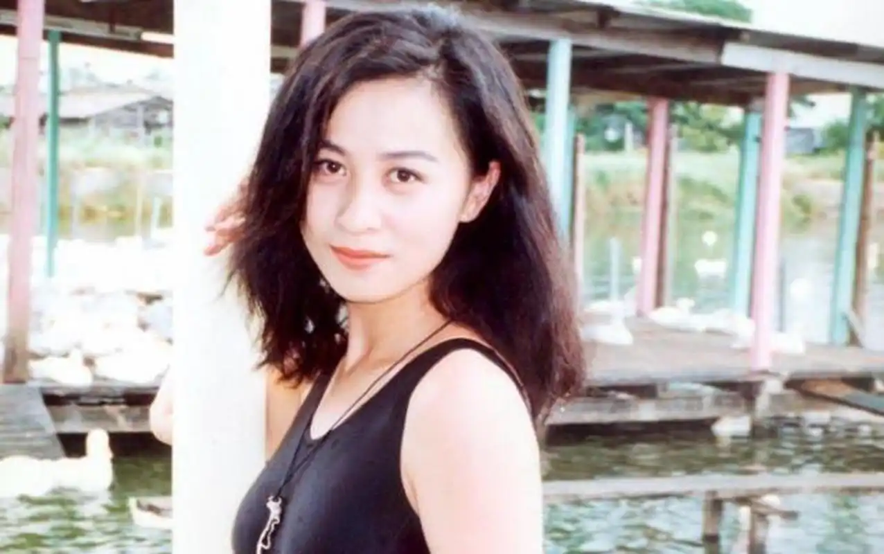 刘嘉玲年轻的时候眼睛里全是光.