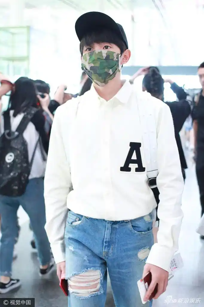 组图:口罩难遮帅气!王源白衬衫破洞牛仔裤阳光有型