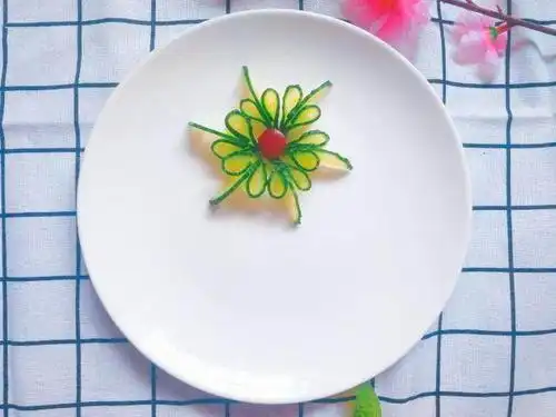 不知道怎么摆盘一根黄瓜摆出3种围边盘饰逼格太高了吧