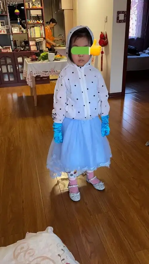 她爸说她在谢大脚的路上越走越远.