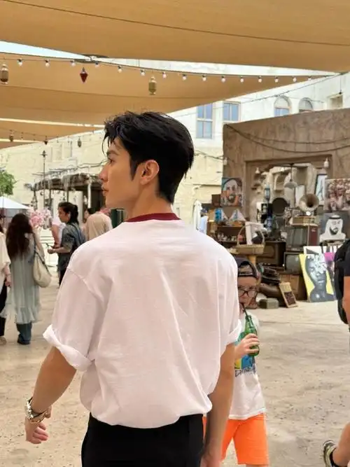 《f风尚志》四月刊封面故事大片窥见陈哲远的旅行日常,多样化风格展现