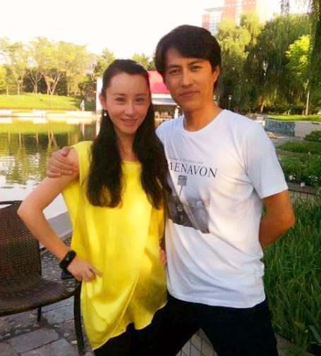 这个周扬也很厉害,在和靳东秘恋之前,曾因为拍摄《宝莲灯前传》而和