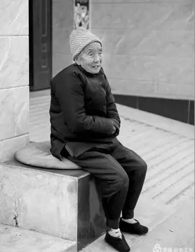 这大把年纪了,早已把生死看淡啦,老人说别看这会在晒太阳,说不准哪天