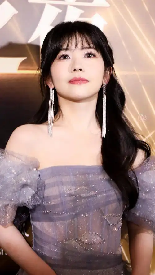 赖美云的礼服裙上有云彩