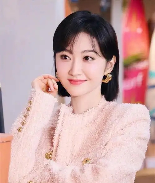 18位女星证件照曝光,没有对比就没有伤害,你觉得谁是天生丽质?