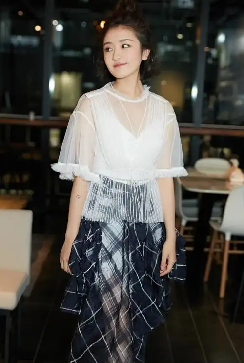 身高163的吴映洁真拼,穿了双"面条鞋"凹造型,鞋都变形了!