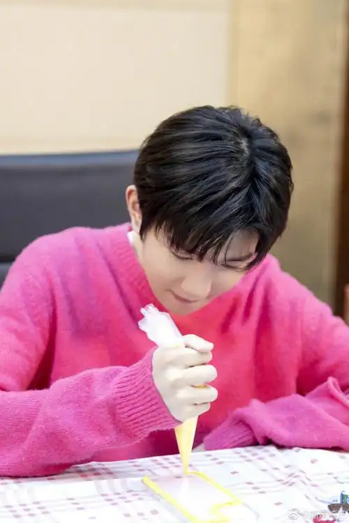 王源超话哥哥穿粉色好好看 18宫格77了  我就是王源哥哥一身粉西装