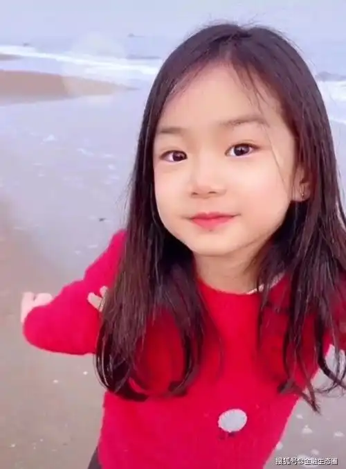 戚薇5岁女儿化妆染发,打耳洞_lucky