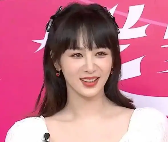 杨紫年后首次公开亮相,山根粗壮法令纹抢镜,自曝要进组拍新剧了