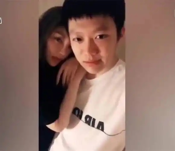 夜宿门报应在甜馨身上,从贾乃亮的回应中看出来他早已原谅李小璐_网友