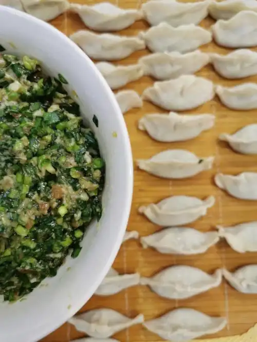 花椒面,十三香,生抽把这些食材剁成馅(我喜欢自己剁的肉馅),韭菜,香油