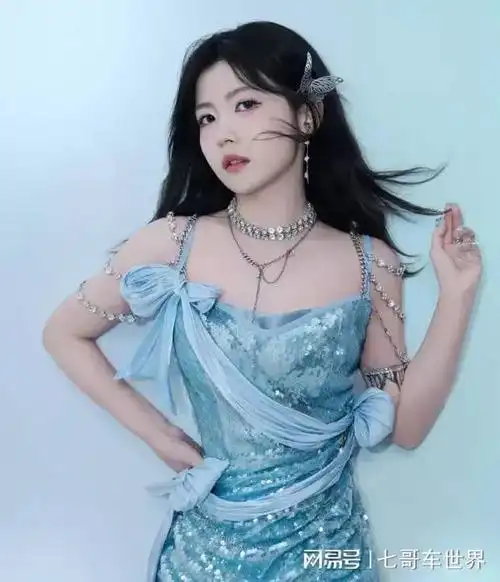 赖美云迷人海蓝礼服造型展现优雅自信