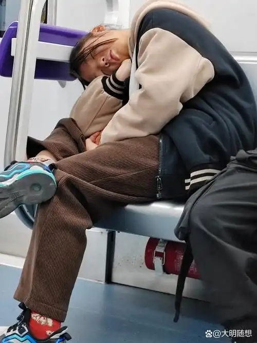 当一个人困乏的时候,没有什么可以阻挡休息的步伐!