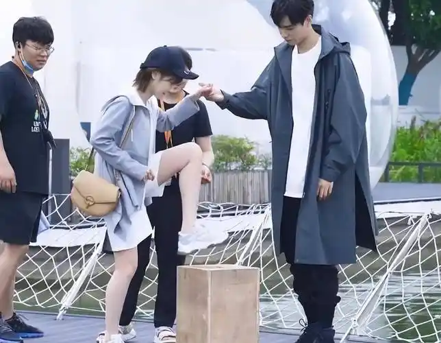 当时她和胡一天合作《我的时代你的时代》的时候,因为身高差距过大