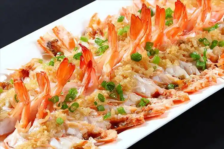 准备食材:草虾或基围虾200g,金银蒜,粉丝适量,豉油适量二,蒜蓉开边虾3